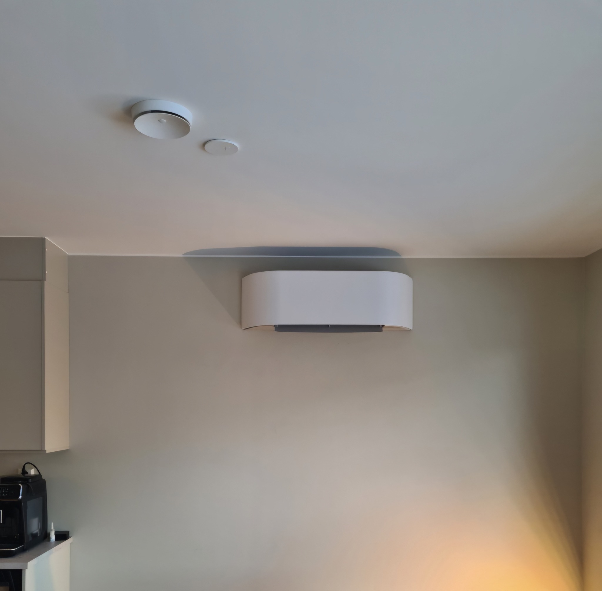 Varmepumpe: kondens, drenering og varmekabel i kaldt klima.